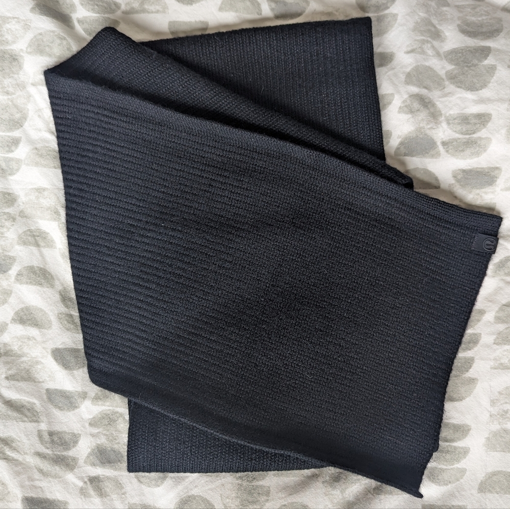 Black knit Lululemon scarf